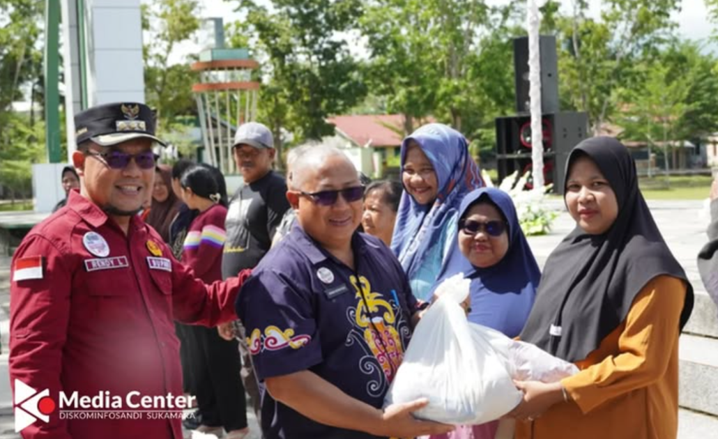 Pj Bupati Sukamara Buka Pasar Penyeimbang Di Alun Alun Mesjid Agung Pemkab Sukamara